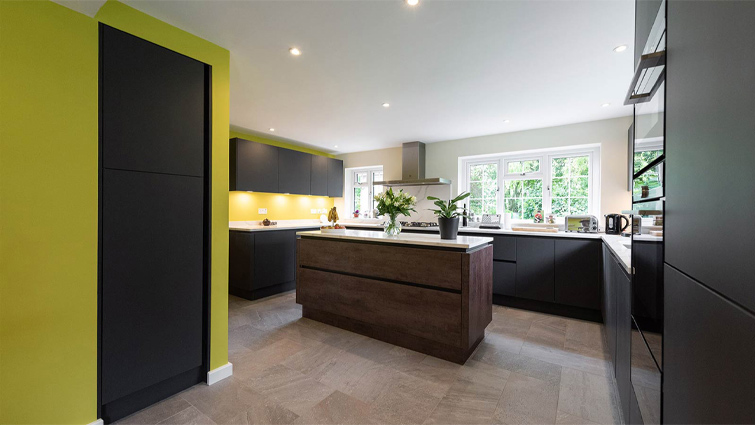 A dopamine dÃ©cor UK kitchen that includes colour drenching interior design