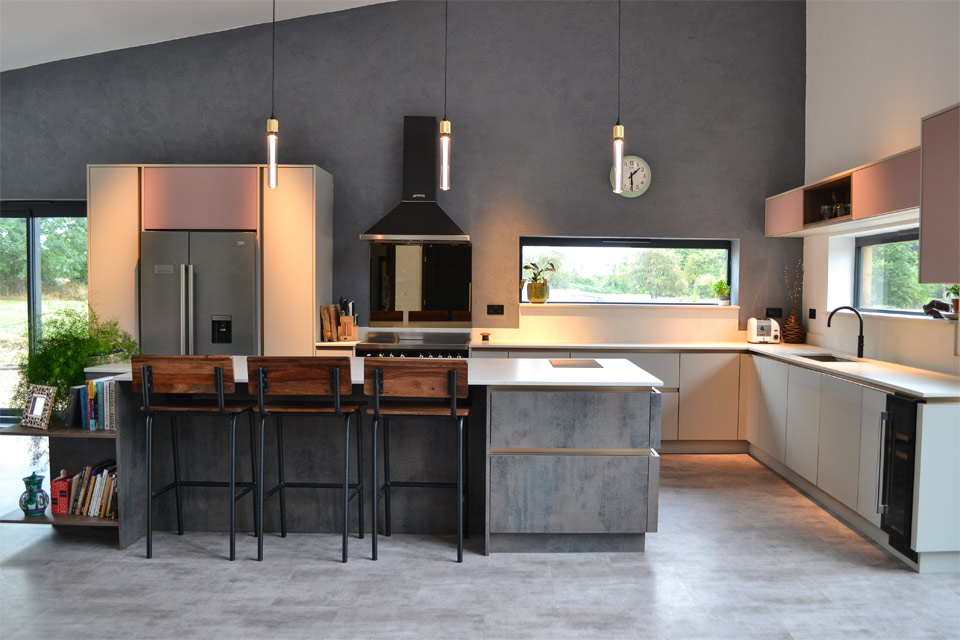 A handleless brown and pink kitchen with dusty pink kitchen cabinets